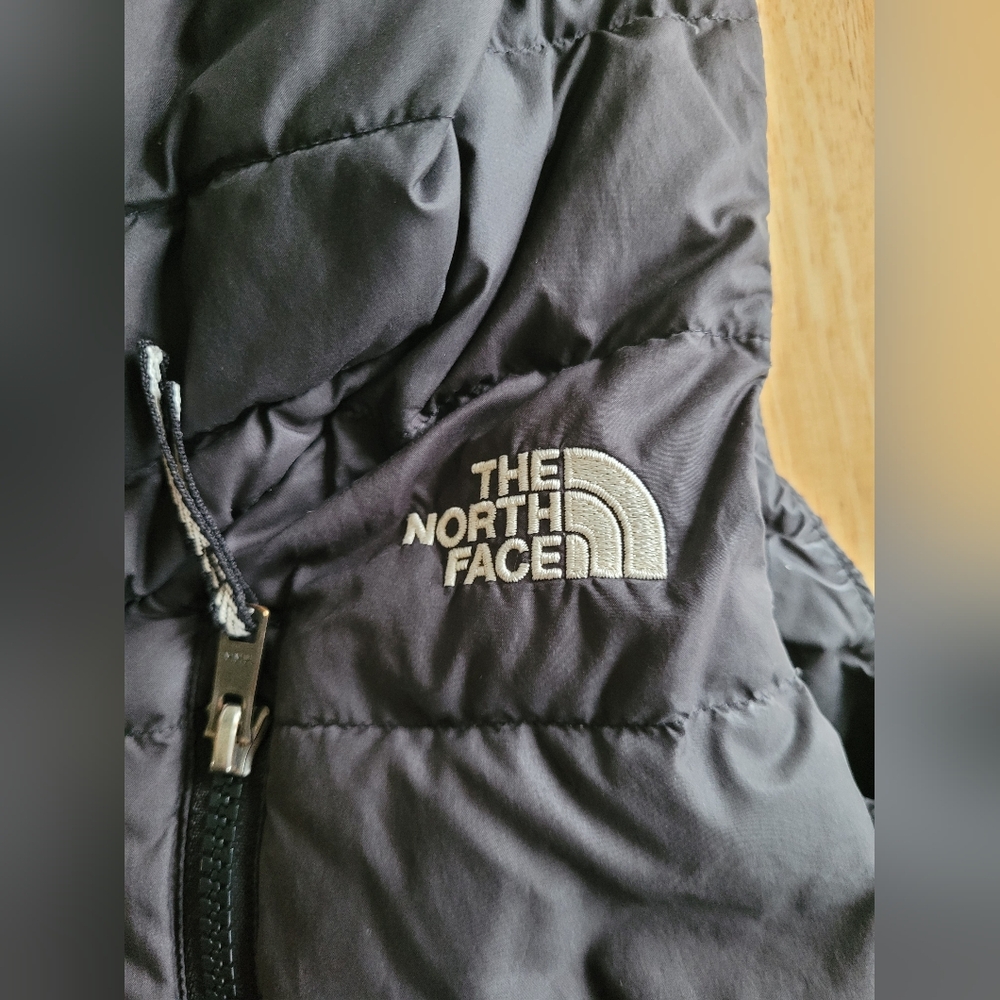 The Northface Black Quilted Hooded Vest - Picture 3 of 6